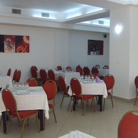 Hotel Flormang Κραϊόβα Εστιατόριο φωτογραφία