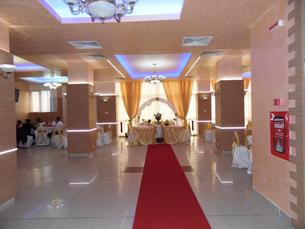 Hotel Flormang Κραϊόβα Εξωτερικό φωτογραφία