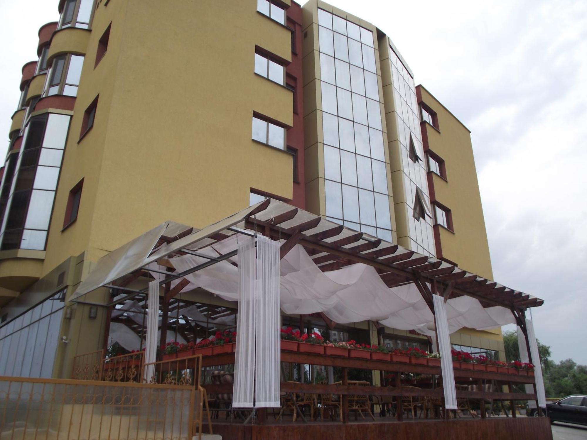 Hotel Flormang Κραϊόβα Εξωτερικό φωτογραφία