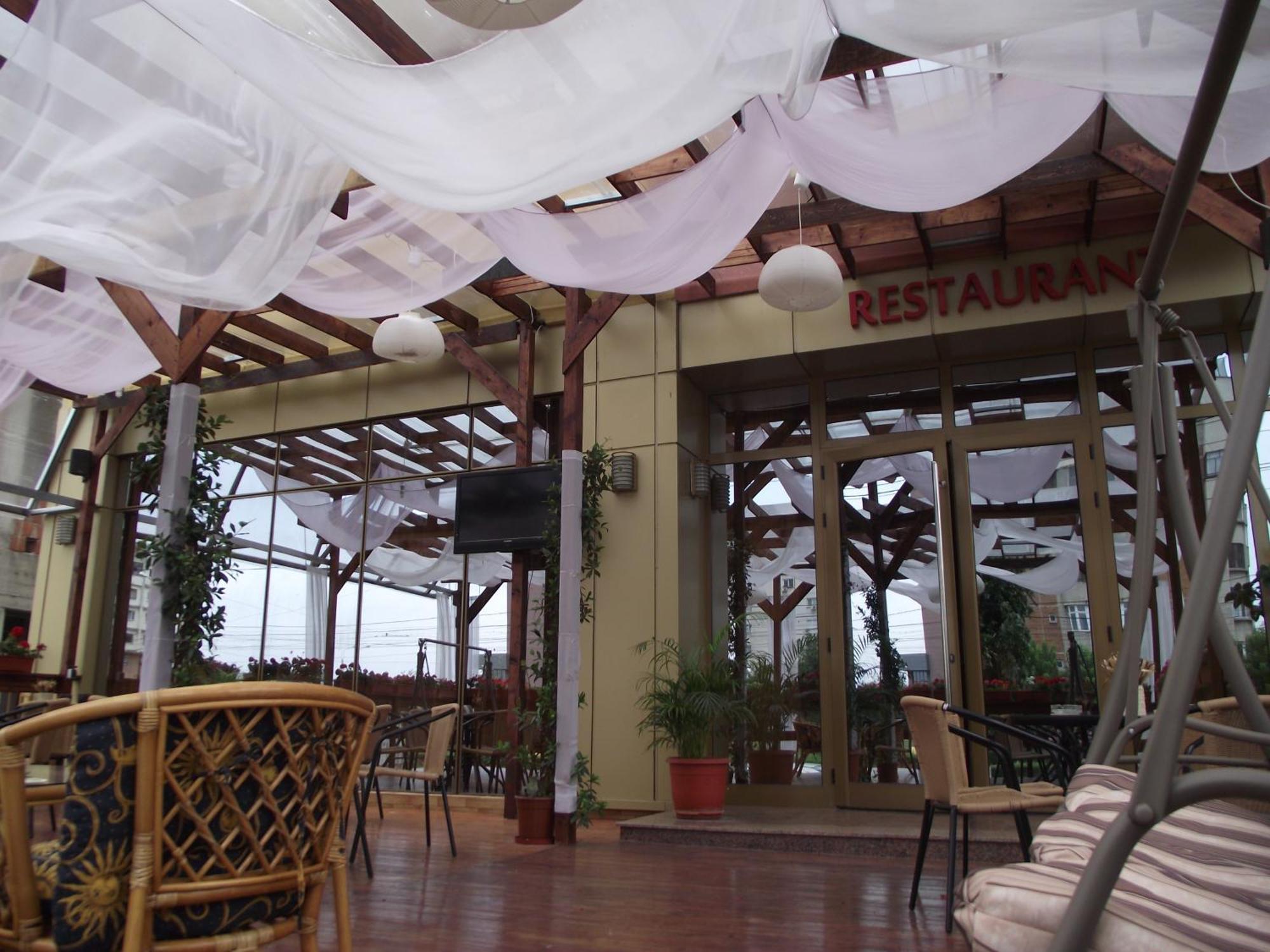 Hotel Flormang Κραϊόβα Εξωτερικό φωτογραφία