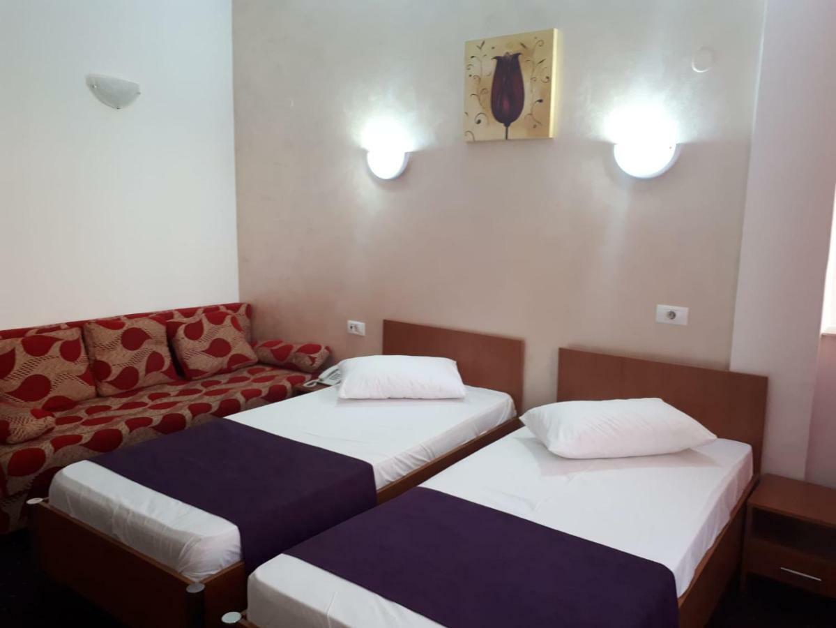 Hotel Flormang Κραϊόβα Εξωτερικό φωτογραφία