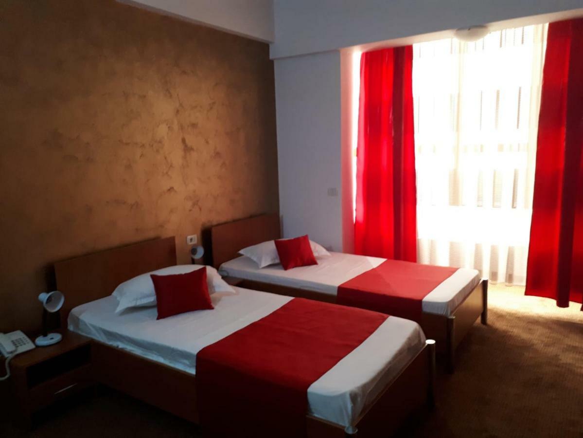 Hotel Flormang Κραϊόβα Εξωτερικό φωτογραφία