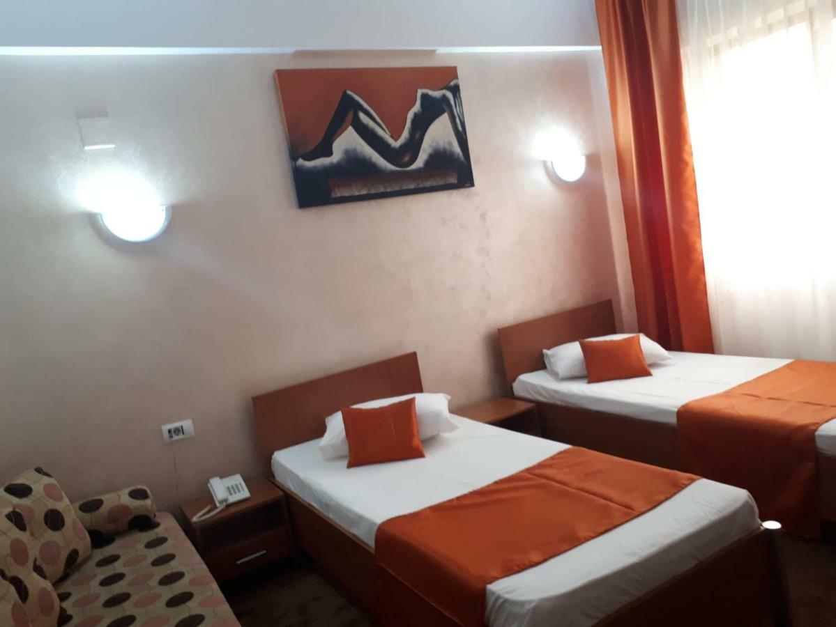 Hotel Flormang Κραϊόβα Εξωτερικό φωτογραφία