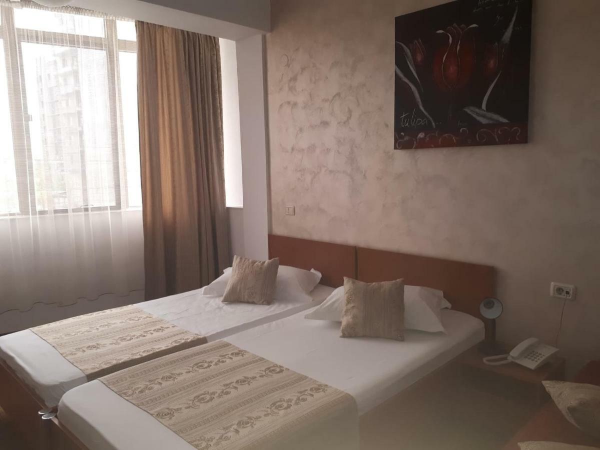 Hotel Flormang Κραϊόβα Εξωτερικό φωτογραφία