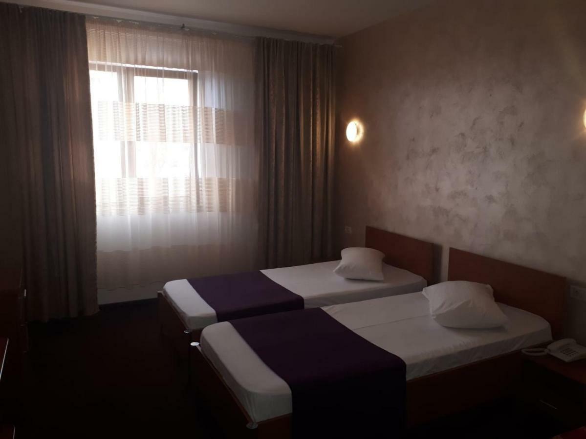 Hotel Flormang Κραϊόβα Εξωτερικό φωτογραφία
